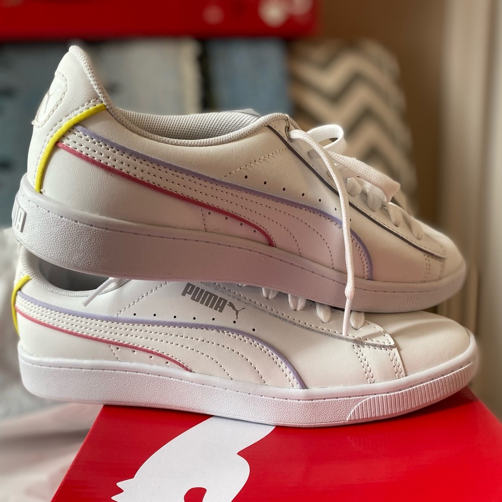 Puma Women's Vikky V2 - Size 7